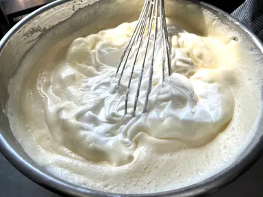 国産のクリームチーズ、卵、牛乳とたっぷりのメレンゲを使用