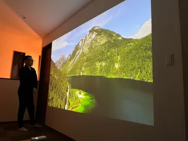 150インチ相当。近くても影が映りません！