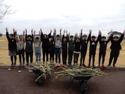 宮城県の小学校でサトウキビ収穫
