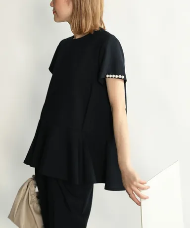 袖パールペプラムブラウス￥11,000(税込)