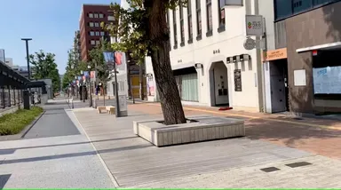 店前にはウッドデッキが整備