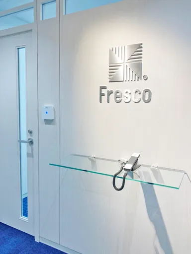 エレベーターで8階まであがっていただきますと正面にエントランスがございます。