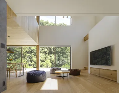 ダイナミックな眺望が広がる開放的なLDK　床座でくつろいだり、ダイニングで仕事をしたり、思い思いに過ごせます