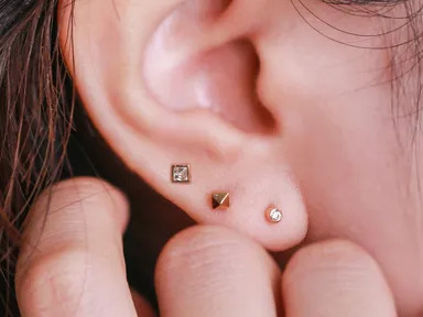 上品シンプルピアス　上から「ダリル」ピアス(片耳用)・「ミニスタッズ」ピアス・「ラーノ」ピアス