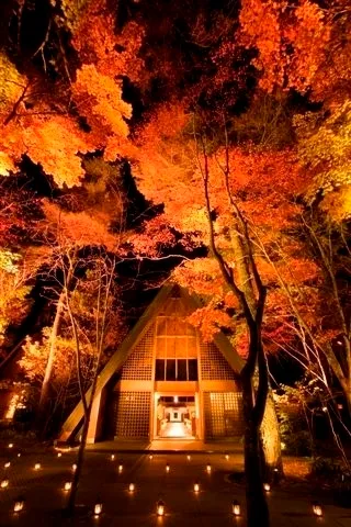 紅葉に包まれる「軽井沢高原教会」