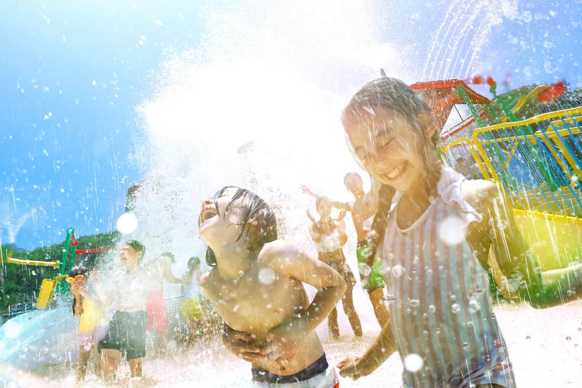 ネスタリゾート神戸　
みんなで笑ってはしゃいで大興奮、
3年分の夏を取りもどそう！
大自然に囲まれたプール、
2022年7月1日オープン決定