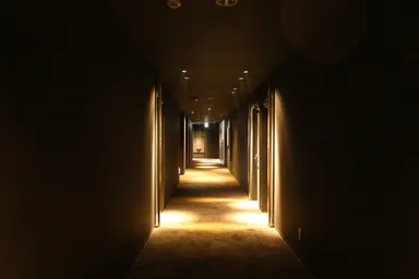 お部屋での快眠導入の為エレベーターを降りた廊下はかなり照度を落としております