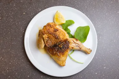 国産ヒナ鶏の香草オーブン焼き　ディアボラ風