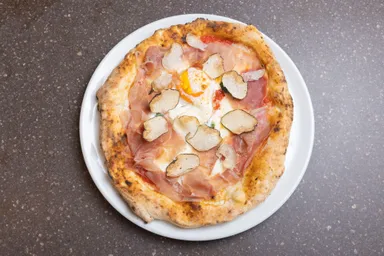 旬の食材を使ったピッツァ