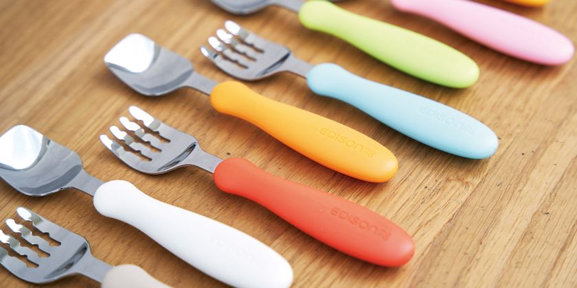 トレンドのアースカラーが可愛い!持ちやすさにこだわった自分で食べられるカトラリー「フォークスプーン プチ」が2022年6月上旬に新発売|株式会社ケイジェイシーのプレスリリース ⑩ ナイフとフォーク ステッカー 猫