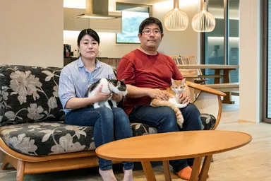 リビングで愛猫とくつろぐ村上さんご夫妻