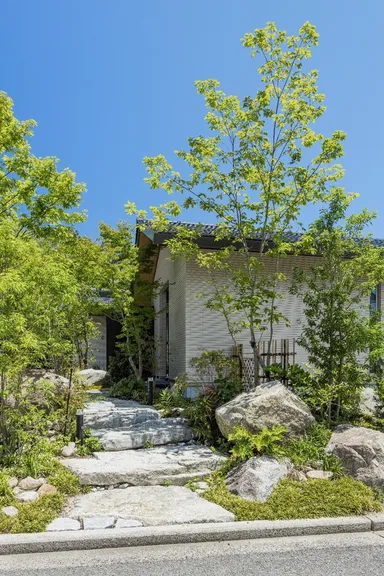 既存の景石を使った美しく迫力のあるアプローチ