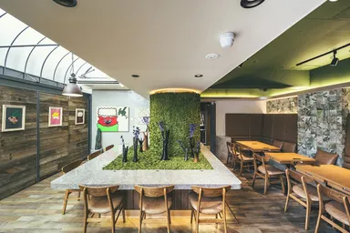 アートと植物の融合がコンセプトの店内