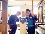 ロボットと笑顔の陳本部長とスタッフ