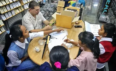 アクセサリーを開発する様子