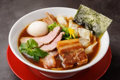 大角煮も入った特製わんたん麺 1,200円