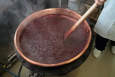 大きな銅鍋でじっくり練り上げたあんこ