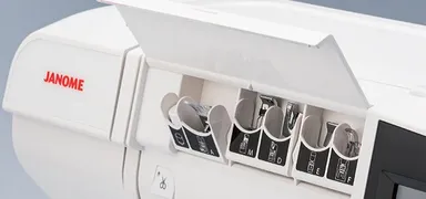 正面パネルのアクセサリー収納