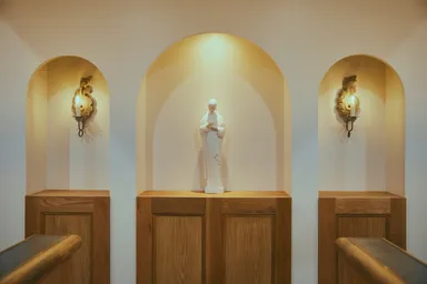 コンセプトを象徴する教会のような内装