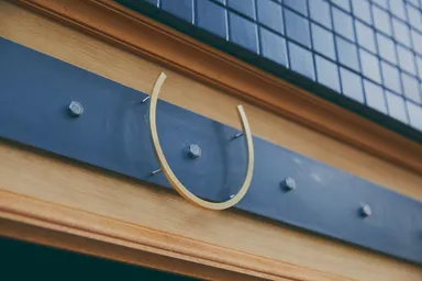 魔除けの意味を持つ蹄鉄を店舗入口に