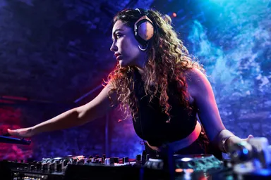 有線接続も可能でDJプレイにも活躍