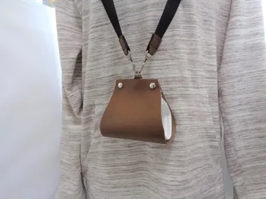 首や肩から掛ける