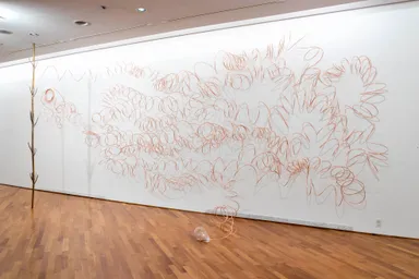 《空間に描かれたdrawing》2021年 撮影：高嶋清俊 ＊参考図版(2021年芦屋市立美術博物館での展示風景)