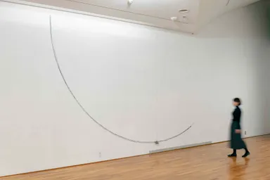 《一つの石》2021年 撮影：守屋友樹 ＊参考図版(2021年芦屋市立美術博物館での展示風景)