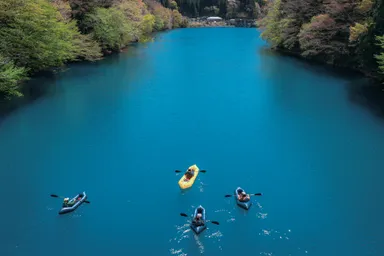 美しい青の湖を行く