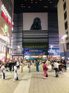 「歌舞伎町まつり盆踊り」(新宿区) 東京の盆踊りが多様性に富むことを実感する繁華街での盆踊り
