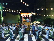「入船三丁目盆踊り」(中央区) 下町での盆踊りは、雰囲気や人とのふれあいにも魅了される