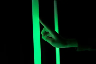 Attract fluorescence　 - 触れると光る蛍光灯と蛍光のしくみ - 美田翼(芸術学部インタラクティブメディア学科助手)