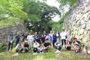 田丸城跡の石垣前に清掃活動に参加したボランティアメンバーが集合して記念撮影
