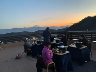 夕暮れ時のオープンテラスでのイベント