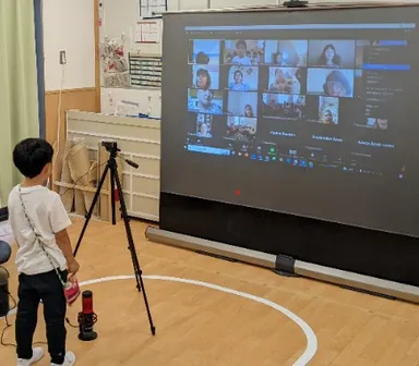 「好きなものはなんですか？」緊張しながらも頑張って質問しています。