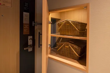 バスケットの入った小窓