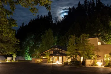 施設外観(旅館入口、左奥グランピング)