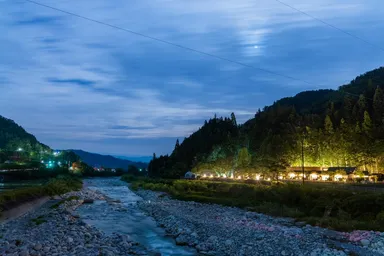 施設の目の前の川では川釣りも楽しめる