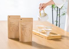 左：『EDOBIO 日本の茶葉ブレンド 煎茶と桜』　右：『EDOBIO 日本の茶葉ブレンド 焙じ茶と生姜』