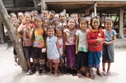 ラオス_ワクチン接種会場に集まった子どもたち (C)JCV