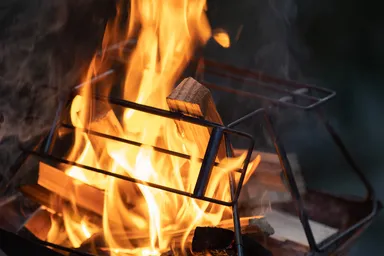 上面を開閉して薪を追加することもできます