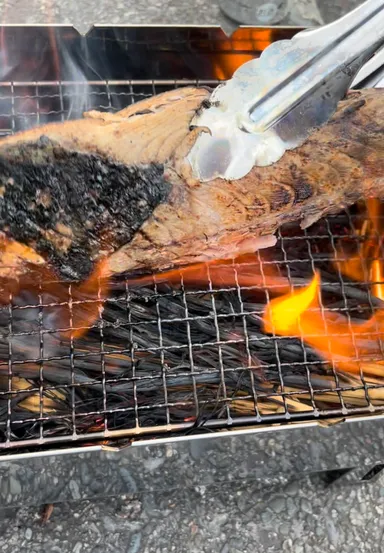 トングや火ハサミで掴む