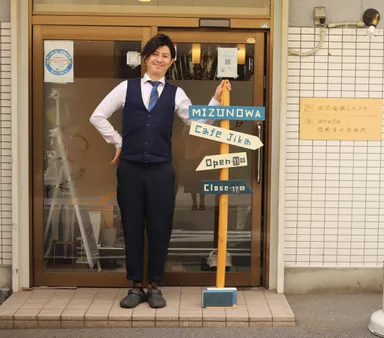 店舗入り口正面に立つ代表水島