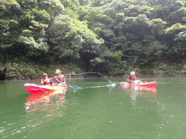 カヤックしながら水鉄砲