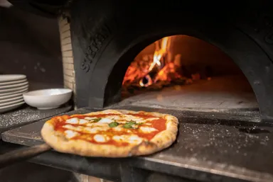 ピッツァは全て薪窯で焼いています