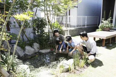 庭の池を囲むKさんご一家