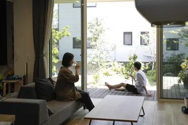 池につながるL型のウッドデッキ