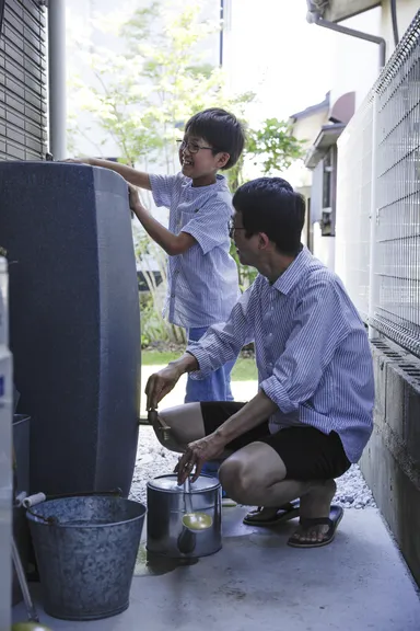 雨水タンクの水で花の水やりの準備