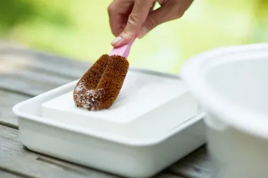 たわしで直接こすっても