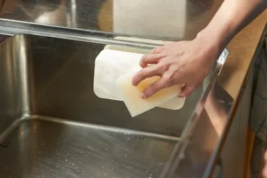 スポンジでササっとなでるだけ